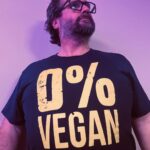 Jason Chicandier Instagram - Et oui même le chat aime ses petites croquettes au thon ! C’était ma première de la « 9ème vie du chat », ça a été exceptionnel ! Merci pour l’accueil à Thonon. Ce soir c’est donc ma deuxième à Thonon toujours (oui le chat sait compter aussi, pas con l’animal). Ce nouveau spectacle est parti pour faire du bruit. J’en suis ravi. Comme me disait une élégante russe y’a pas si longtemps « Ce que j’adore chez toi c’est ta sincérité et ton pognon ! ». À ce soir mes cailles aux raisins. @millesimedescopains