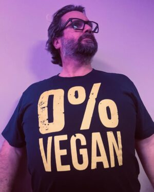Jason Chicandier Instagram - Et oui même le chat aime ses petites croquettes au thon !

C’était ma première de la « 9ème vie du chat », ça a été exceptionnel ! Merci pour l’accueil à Thonon. Ce soir c’est donc ma deuxième à Thonon toujours (oui le chat sait compter aussi, pas con l’animal). Ce nouveau spectacle est parti pour faire du bruit. J’en suis ravi. Comme me disait une élégante russe y’a pas si longtemps « Ce que j’adore chez toi c’est ta sincérité et ton pognon ! ». À ce soir mes cailles aux raisins. @millesimedescopains