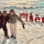 Jason Chicandier Instagram - La saison de ski commence tôt ! C’est normal il faisait 38 degrés y’a 10 jours, là il est tombé 12 mètres dans les Alpes. Le mec de la dameuse n’a même pas eu le temps d’enlever ses tongs et sa chemise hawaïenne. Normalement en janvier les feuilles vont tomber des arbres et on pourra gentiment se faire dorer les moufles au Grau du Roi par 43 degrés le premier février. C’est pas grave le changement climatique si t’as du pognon, pas de gosse, pas de travail et que t’es bien équipé quoi !! Les hôtels-restaurants ont 4 jours pour faire la saison ! Si vous voulez les sauver, mangez de la raclette des le petit-déjeuner ! Bonne saison de ski à tous. Les profs ESF vont enfin pouvoir à nouveau fourrer de la femme de dentiste en décembre ! On n’y croyait plus ! @valdisere