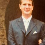 Jason Chicandier Instagram - La bourgeoisie chabrolienne ! Fascinante ! À part ! Des univers de « bon papa », « maminette », du manoir de la Gougere, des bonnes ! Ça scrute qui fait quoi, qui va à la messe, qui a réussi, ça attend aussi ! Que ça lève les fourches pour récupérer quelques biens, ça compte comme disait Brel ! Ça sort la porcelaine aussi, ça fomente et ça mijote. Dans la bourgeoisie chabrolienne à l’instar de « Cuisine et dépendance », tout se joue derrière le rideau. Ceux qui ont, ceux qui voudraient et attendent d’avoir et puis toujours le mouton noir. Hors du troupeau. Le mouton noir en dit d’ailleurs souvent très long sur le reste du troupeau. Je pense qu’il nous faut refaire des films chabroliens. Des films de village. Les histoires de famille sont des bijoux de la littérature et du 7ème art ! Y’a bien qu’en ces domaines qu’il s’agit de véritables bijoux d’ailleurs ! Claude Chabrol, tu nous manques !