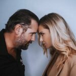 Jason Chicandier Instagram - Hier je me suis fait draguer ! C’était mignon mais bizarre à la fois. Moi vous savez ma Ramirez c’est mon idéale ! Intellectuellement, physiquement…enfin personne ne peut rivaliser avec la Rami ! Vous savez une de mes meilleures potes c’est Clara Morgane et il y a autant d’électricité sexuelle entre nous qu’entre deux bols de thé ! Alors encore une fois Mesdames, merci pour l’effort ! Car honnêtement se faire chahuter le fraisier par un pseudo humoriste obèse (faut y avoir le goût) mais c’est gentil tout plein ! Je n’aurai jamais confiance en moi et ma famille originelle façon Bergman semble me vouloir des TS à répétition…mais je suis obligé de vous le concéder votre honneur « Je vais bien et j’aime ma femme et ma fille à la folie ! »…. Oui je sais…je devrais avoir honte ! @paulineregz @claramofficiel