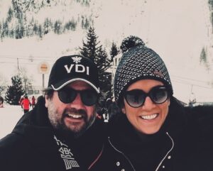 Jason Chicandier Instagram - Le ski !

Le ski c’est bien quand même. Petits on y allait avec des médecins qui se tapaient tous dans la frangipane. On aurait dit des legos, ils étaient tous compatibles. Ça sentait la chaussette épaisse pleine de transpi sur le radiateur, le fromage fondu, le Kiri des gosses, le feu de cheminée et un peu le foutre. C’était à Val d’Isere. Chaque année j’y retourne comme une madeleine de Proust. Comme m’a dit un pote promoteur totalement hermétique à l’écologie « Putain bientôt faudra partir dans l’Himalaya pour avoir de la transformée bordel ! ». La transformée c’est la quête ultime, comme de la coke lors d’une soirée entre plombards à La Fouillouse, sans, c’est pas pareil quoi ! Comme dirait Beigbeder « La coke a perdu de son intérêt depuis que mon garagiste en prend ! ». Et puis au ski tout est fourre, les bottes, les manteaux, les putes russes ! Après c’est un crédit conso par restaurant, des spaghettis bolo à 32 boules ? Et pourquoi pas ?! D’façon ailleurs ils skient sur des cailloux… après y’a une bonne ambiance, les mecs regardent ta femme comme une bière fraîche, personne ne connaît ni Philippe Poutou ni aucun humoriste France Inter « Gaspard Proust il est rigolo lui ! » qu’on m’dit dans la queue du télésiège ! C’est propre, les femmes sont belles, les enfants sont beaux, tu t’en mets pour 100 euros au SPAR pour 4 merdes, tu dévalises Fusalp, tu fais couler du fromage sur des patates, tu ronfles en lâchant des pets mitraillettes…t’auras rien apporté à l’humanité et ça c’est vraiment l’panard ! @paulineregz @valdisere @lesignalvaldisere @maisonchevallot @gaspard.proust @la_charpenterie_val @hoteltsanteleina @foliedoucevaldisere @villedelafouillouse @6tron_ @fredericbeigbeder.off1 @fusalp
