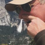 Jason Chicandier Instagram - Les darons ! Bien sûr ça a levé le pied. La santé, les responsabilités, les gosses, les factures. Les darons ça boit l’café en plissant les yeux, souvent ça fume même plus. Une petite claque sur les fesses de maman dans son peignoir « Tu sais que tu m’excites toi maman ! » « T’es con ! » qu’elle répond en toussant et en faisant chauffer de l’eau. Ça s’apprête à aller chercher un poulet rôti et le canard…mais les darons parfois ça repense au bon vieux temps…pas si ancien finalement, au temps où ça ricanait sec avec les copains ! Il regarde l’horizon, ses ados lui demandent s’il a fait des bêtises, il revoit des choses très bizarres avec des animaux et des cravaches de cirque « Pas plus qu’un autre mes chéris ! Pas plus qu’un autre ! ». Et puis un jour y’a une cascade et il fait la photo pour les copains… les gosses comprennent alors qu’il n’a pas toujours été celui qui va chercher le poulet rôti ! Bon régicide à tous les Seigneurs.