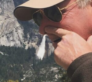 Jason Chicandier Instagram - Les darons !

Bien sûr ça a levé le pied. La santé, les responsabilités, les gosses, les factures. Les darons ça boit l’café en plissant les yeux, souvent ça fume même plus. Une petite claque sur les fesses de maman dans son peignoir « Tu sais que tu m’excites toi maman ! » « T’es con ! » qu’elle répond en toussant et en faisant chauffer de l’eau. Ça s’apprête à aller chercher un poulet rôti et le canard…mais les darons parfois ça repense au bon vieux temps…pas si ancien finalement, au temps où ça ricanait sec avec les copains ! Il regarde l’horizon, ses ados lui demandent s’il a fait des bêtises, il revoit des choses très bizarres avec des animaux et des cravaches de cirque « Pas plus qu’un autre mes chéris ! Pas plus qu’un autre ! ». Et puis un jour y’a une cascade et il fait la photo pour les copains… les gosses comprennent alors qu’il n’a pas toujours été celui qui va chercher le poulet rôti ! Bon régicide à tous les Seigneurs.