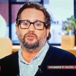 Jason Chicandier Instagram - Suite au passage chez Faustine mon public s’est sensiblement féminisé ! Quasiment plus de menaces… c’est cool ! Alors merci les filles, c’est adorable de recevoir des culottes, des bikinis et l’eau de votre bain mais mon cœur appartient à la Ramirez, vous le savez bien. Sans déc’ merci pour vos gentils mots les filles, ça fait du bien, apparemment il y avait donc un petit cœur de beauf sous la bête ! Nos mondes ne sont pas si éloignés ! Heal the World for a better day ! Et comme disait mon oncle Chantal Chicambier « Il y a souvent un barbu qui se cache derrière un barbu ! ». Des milliers de baisers et merci encore ! @faustinebollaert @cacommenceauj @paulineregz