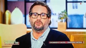Jason Chicandier Instagram - Suite au passage chez Faustine mon public s’est sensiblement féminisé ! Quasiment plus de menaces… c’est cool ! Alors merci les filles, c’est adorable de recevoir des culottes, des bikinis et l’eau de votre bain mais mon cœur appartient à la Ramirez, vous le savez bien. Sans déc’ merci pour vos gentils mots les filles, ça fait du bien, apparemment il y avait donc un petit cœur de beauf sous la bête ! Nos mondes ne sont pas si éloignés ! Heal the World for a better day ! Et comme disait mon oncle Chantal Chicambier « Il y a souvent un barbu qui se cache derrière un barbu ! ». Des milliers de baisers et merci encore ! @faustinebollaert @cacommenceauj @paulineregz