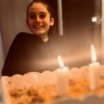 Jason Chicandier Instagram - Avoir 11 ans ! Faut découvrir tout. Bientôt l’adolescence, les angoisses, les doutes, les premiers chagrins, les premiers excès, les premiers vrais gros mensonges. Rentrer dans sa bulle. Faudra passer le Bac, le permis de conduire, choisir sa voie. Être déçue, encore, encore. S’emballer…trop… être déçue à nouveau. Voir ses parents vieillir, devenir irascibles, vieux schnocks, trouver la bonne personne…ou jamais (ça c’est le père qui parle et qui veut qu’elle soit toujours à la maison) ! Douter ! Douter ! Toujours douter, vouloir changer l’monde, trouver sa place dans ce merdier ! Est-ce qu’on y retournerait nous les parents connaissant tout ce qu’il reste à parcourir ? Est-ce qu’on se jèterait à nouveau dans l’arène ? Je ne sais pas dire, c’est un choix cornélien qu’on ne nous posera jamais ! Avoir 11 ans c’est une promesse déjà ! Bon anniversaire ma Nanouchka et même si dans un an tu auras des écouteurs sur la gueule en nous faisant des doigts et ben avec la Rami quand on te regarde on a la même tronche que lorsqu’on vient de finir un meuble IKEA ! Une immense fierté ! @paulineregz