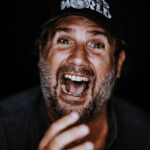 Jason Chicandier Instagram - Découvrez la chronique de Chicandier- Le golf J’adore le golf. Alors bien sûr, ça fait « p’tit bourge », c’est évident. En fait ça n’est précisément pas de mon fait si j’aime ce sport (on parle de loisir à tort). Mon père a décrété en 1990 que la famille se mettrait au golf, ma mère, mon frère et moi. Au départ c’était comme une sorte de thérapie familiale je crois. Nous allions apprendre plus tard que mon père y avait une danseuse mais qu’importe, j’étais piqué. Lien de l’article en bio 🖋️ @chicandier 📸 @guilhemcanal Montpellier, France
