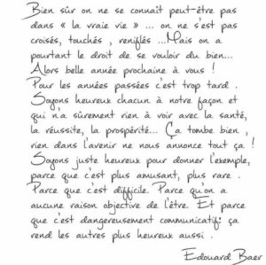 Jason Chicandier Instagram - J’adorerais voir une émission légère dans laquelle Édouard Baer partirait à la recherche des petits bonheurs simples un peu comme dans le livre « La première gorgée de bière ». La café croissant du matin, faire un gâteau en famille, la fête foraine, observer les habitués aux comptoirs d’un café de village, les marchés, dauber sur ses potes en bagnole avec sa femme, raconter des blagues un peu « olé olé », se lover devant un bon film, une bonne série. On a besoin de sa voix chaude et rassurante pour se dire qu’il y a plein de petits plaisirs simples, fédérateurs, conviviaux. Déjà je vais éteindre les chaînes d’info en continue et je vais acheter un bouquet à la Rami ! Je me suis réveillé attaché au radiateur à côté de Passe-Muraille et un paon…je suis certain qu’il y a une explication mais dans le doute, c’est plus simple de demander pardon ! @edouardbaer @paulineregz