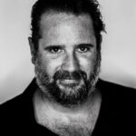Jason Chicandier Instagram - J’emmerde la bien-pensance ! Journaleux guauchisants ayant un avis sur tout ! J’emmerde Jean-Michel Apathie, bourgeois trotskiste qui vit le cul dans de la soie. J’emmerde les donneurs de leçons. Les « premiers degrés ». Ceux qui dénoncent. Ceux qui mettent des commentaires de merde parce qu’ils n’ont pas de vie. J’emmerde les stars qui disent « je hais les réseaux sociaux » alors qu’ils ont une page FB et Insta bien active ! J’emmerde les comédiens boomers qui ne disent pas bonjour aux techniciens ! J’emmerde les vegans, les iron-men qui font la leçon sur la vie ! J’emmerde les wokistes et leur politique d’abrutis ! J’aime le bruit des oiseaux, l’odeur d’une femme au marché, les chrysanthèmes, le jasmin, j’aime les hommes qui pleurent ! J’aime cette sensation inodore qu’est le doute ! Et toute ma vie le doute restera mon odeur de jasmin ! @guilhemcanal