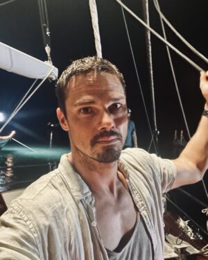 Jay Ryan Instagram - Homeward bound.. & that ladies & gentlemen, is a picture wrap on #TheBlue.. No more lines 📝 or knots 🪢 to learn! Thank you #Thailand for you generous hospitality. Coming soon to #Paramount+. 🙏 🇹🇭🇵🇭🇬🇧🇦🇺🇺🇸 ⛵️