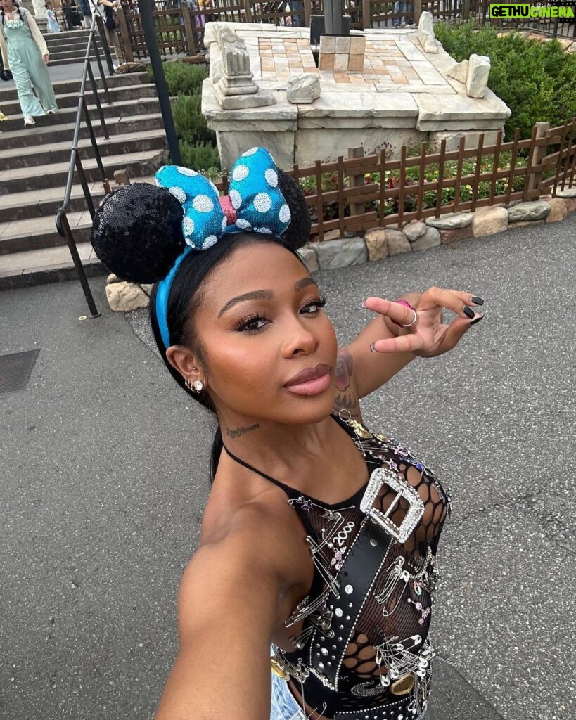 Jayda Cheaves Instagram - Only thing I have to worry about is adjusting to the time zones. 🏰 Tokyo Disneysea (東京 デイズニーシ