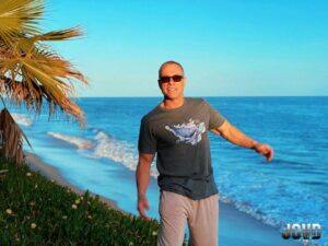 Jean-Claude Van Damme Instagram - Sending you positive vibes from sunny California 🌴😎👋🏼#jcvd #California #positivity