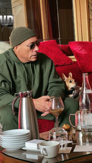 Jean-Claude Van Damme Instagram - 🎶 ☕️💕 #paris #jeanclaudevandamme #jcvd #coffee #miusic #fun
