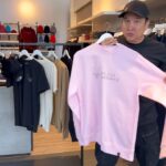 Jean-Marc Généreux Instagram - LANCEMENT DE LA COLLECTION OH LA LA CHIHUAHUA 🔝🐶 En collaboration avec @m2boutiques En ligne dès maintenant sur le site m2boutiques.com! Une partie des profits sera versée à la fondation de @academiezenith, une cause qui nous tient à cœur à @francemousseau1 et moi pour les petites filles comme Francesca ♥️ Dépêchez-vous! Les quantités sont limitées (Noël s’en vient hihihi oh oh oh) 🙌🏻 M/2 Boutiques Quartier DIX30