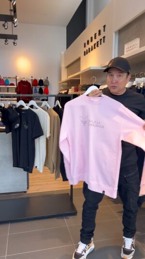 Jean-Marc Généreux Instagram - LANCEMENT DE LA COLLECTION OH LA LA CHIHUAHUA 🔝🐶 En collaboration avec @m2boutiques 

En ligne dès maintenant sur le site m2boutiques.com! Une partie des profits sera versée à la fondation de @academiezenith, une cause qui nous tient à cœur à @francemousseau1 et moi pour les petites filles comme Francesca ♥️ 

Dépêchez-vous! Les quantités sont limitées (Noël s’en vient hihihi oh oh oh) 🙌🏻