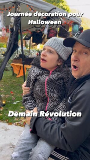Jean-Marc Généreux Instagram - Super journée pour mettre les décorations d’Halloween !!! Mais n’oubliez demain 19:30 @tvareseau c’est @revolutiontva dernière soirée pour les auditions et le ballotage 🙌🏻🙌🏻🙌🏻!!! 

Nous serons à notre poste @sarahlabrosa @lydiabouchardofficiel @lestwinsoff & @lestwinson …et VOUS ???
Ohlala Chihuahua!!! C’est un RDV 

Merci @m2boutiques & @m2generation d’être nos partenaires ♥️