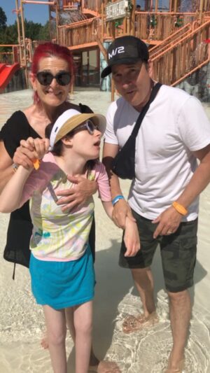 Jean-Marc Généreux Instagram - Journée en famille ! @superaquaclub avec la Cocotte @francemousseau1 ….#photobomb de @cynthia_priscillaa ! Sans oublier ma casquette @m2boutiques pour me protéger du 🌞😁😎