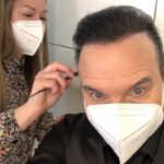 Jean-Marc Généreux Instagram - Aujourd’hui…Super tournage avec une super équipe! MERCIIIIIIIIII @sophiemanzerolle 💈💄💋💇🏻‍♂️ et 👔 @m2boutiques & @m2generation 🔝🕺🏽