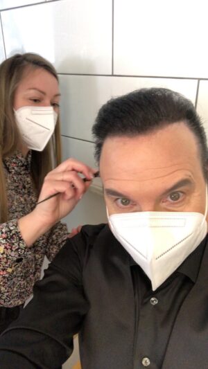 Jean-Marc Généreux Instagram - Aujourd’hui…Super tournage avec une super équipe!
MERCIIIIIIIIII @sophiemanzerolle 💈💄💋💇🏻‍♂️ et 
👔 @m2boutiques & @m2generation 🔝🕺🏽