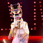 Jean-Marc Généreux Instagram - WOW…ça c’est fait ✔️ À tous mes ami,e,s ici au Québec et dans toute la francophonie, Hier mon passage dans la super émission @masksinger_tf1 en France 🇫🇷 ( #chanteursmasqués sur #tf1 ) a été diffusé. Pour moi, c’était surréaliste de me voir sur scène et chanter. J’avais déjà un énorme respect pour les chanteurs danseurs mais là…je comprend encore mieux les difficultés et la travail qu’il faut y mettre. Je veux remercier Marie Christelle Oglaend qui m’a proposé ce défi, Elle m’a accompagné tout le long du chemin avec mes craintes et mes insécurités. Que dire de l’équipe artiste de feu 🔥 avec comme coach de Chant, Alexandra Chabane qui m’a enseigné les rudiments et la technique avec tellement de professionnalisme et de passion. Plus encore avec ses deux comparses Pierre et Jean en studio…Alexandra est partie de très très très loin ( le Lama en Elvis était en perdition, et il a presque trouvé sa voie ou sa voix 🤣) Merci à Vous pour vos mots si gentils pendant la diffusion. Gros Merci @camillecombal aux enquêteurs @kevadams @jeff_panacloc @elodiefrege et @michelebernierofficiel 🙌🏻🙌🏻🙌🏻 Bref Énorme Merciiiiiiiiiii à la production, Anthony Meunier & Hervé Hubert, toutes les équipes artistes et techniques, les costumes 🙌🏻🙌🏻🙌🏻 , les danseurs 🤩 @tf1 #masksinger #elvis #lama #masksingertf1 #vivalasvegas #rochvoisine #helene @camillecombal Studios du Lendit