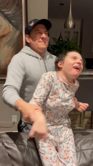 Jean-Marc Généreux Instagram - Notre Francesca qui regarde @lavoixtva , elle danse, elle rit…elle est heureuse. Parfois la vie c’est pas si compliquée ❤️ 
Merciiiiiiiiiii @christophertherrien @charleslaf