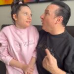 Jean-Marc Généreux Instagram - Aujourd’hui c’est #OhlalaChihuahua père & fille. Ma cocotte est trop belle dans le rose. J’ai créé cette marque en collaboration avec @m2boutiques !!! Pour vous procurer dès maintenant cette collection n’hésitez pas à visiter les boutiques M/2 ou sur le site https://m2boutiques.com/fr/ Une partie des profits sera versée à @academiezenith , qui aide des parents comme France et Moi…qui on un enfant différent, qui a passé l’âge de 21 ans et qui est encore en milieu familial. Gros bisous de Francesca and Me ( et merci à notre “Camerawoman, Maman @francemousseau1 ♥️🫶🏻