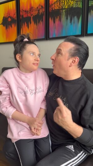 Jean-Marc Généreux Instagram - Aujourd’hui c’est #OhlalaChihuahua père & fille. Ma cocotte est trop belle dans le rose. 
J’ai créé cette marque en collaboration avec @m2boutiques !!!
Pour vous procurer dès maintenant cette collection n’hésitez pas à visiter les boutiques M/2 ou sur le site https://m2boutiques.com/fr/ 
Une partie des profits sera versée à @academiezenith , qui aide des parents comme France et Moi…qui on un enfant différent, qui a passé l’âge de 21 ans et qui est encore en milieu familial.

Gros bisous de Francesca and Me ( et merci à notre “Camerawoman, Maman @francemousseau1 ♥️🫶🏻