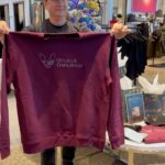 Jean-Marc Généreux Instagram - C’est bientôt Noël 🎁🎁🤩 Offrez en cadeau les accessoires #ohlalachihuahua 🎁De nouvelles couleurs fraîchement arrivées de crewneck et t-shirt OH LA LA CHIHUAHUA! Toute la collection est disponible en ligne au m2boutiques.com e Toute la collection est disponible en ligne au m2boutiques.com e t dans les boutiques M/2 au Quartier DIX30 et à Boucherville! Une partie des recettes est remise à la Fondation de l’ @academiezenith Le temps des fêtes est un bon moment pour poser un beau geste 🙌🏻 #ohlalachihuahua ________________ It’s almost Christmas! Give the gift of accessories or the brand new OH LA LA CHIHUAHUA crewneck and t-shirt colors! The entire collection is available online at m2boutiques.com and in M/2 boutiques in Quartier DIX30 and Boucherville! @m2boutiques A portion of the proceeds is donated to the Zenith Academy Fo undation. The holiday season is a good time to make a nice gesture #ohlalachihuahua