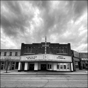 Jeanne Tripplehorn Instagram - HELP INDEPENDENT CINEMAS SURVIVE ⁣
⁣
I am reposting my dearest @chloessevigny ‘s call for help because I couldn’t have said it better but I am also including a photo of my favorite independent theatre -@circlecinema in Tulsa, Oklahoma -who right now is struggling like all independent cinemas and will benefit from this campaign. Read below for more information. Linkin profile to donate. Thank you 🎥⁣
#arthouseamerica⁣
⁣
Repost from @chloessevigny:⁣
⁣
🍿🎬🎟📽🔦📕📣 More than 150 independent movie theaters across the United States have temporarily closed to slow the spread of COVID-19. The Art-House America Campaign aims to provide financial relief to struggling independent cinemas across the country so they can pay staff and their essential bills and survive until it is safe to reopen their doors.⁣
⁣
The Campaign was started with an initial donation of $50,000 from the Criterion Collection and Janus Films, and they are inviting friends of independent theaters and art houses everywhere to join them in this fundraising effort. The fund is being administered by the Art House Convergence, a nonprofit association dedicated to sustainability in community-based, mission-driven media exhibition.⁣
⁣
Now is the time to stand up for the local movie houses we love. These theaters are fighting to retain valuable staff — programmers, educators, and managers — in the face of dramatically reduced revenue. Government support may be coming soon, but not soon enough. Research shows that even in normal times the average independent theater has only one month and twenty-six days of operating cash on hand, which means that we must act now. ⁣
@janus_films @criterioncollection ⁣
Link in bio to contribute. Even if you are not in a position to give right now, you can still contribute by sharing the Art-House America Campaign page on social media and celebrating local, independent art-house movie theaters. We’re going to want them back when all this is over.