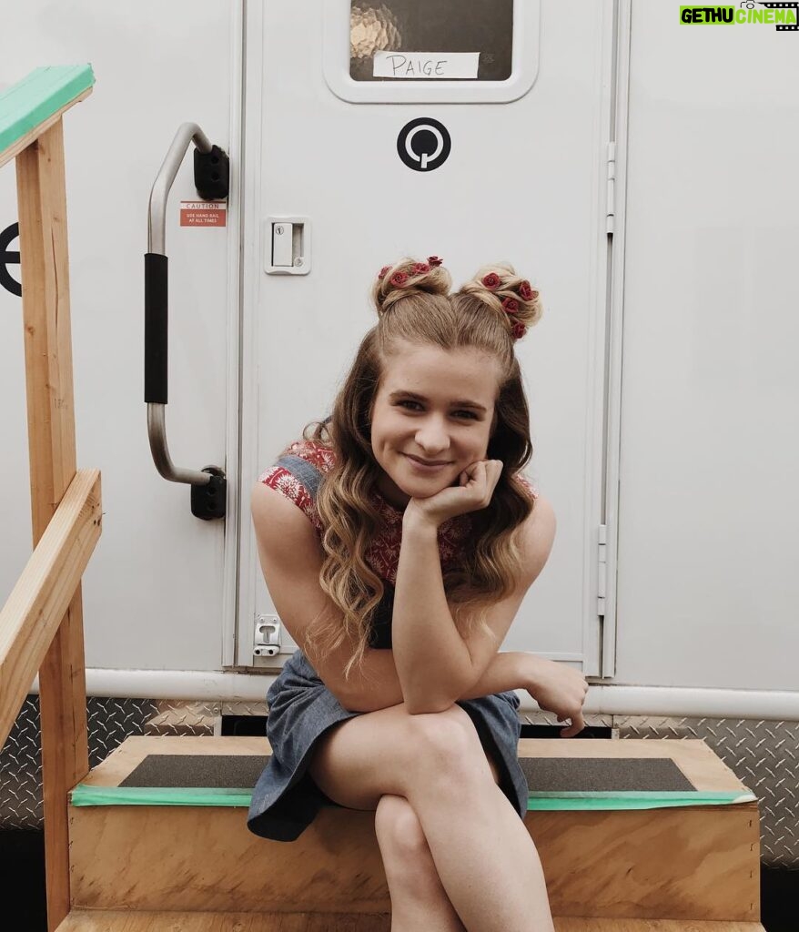 Jenna Boyd Instagram - That’s a wrap on season 2 🐧💙🎬