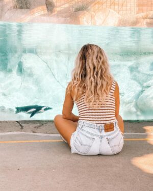 Jenna Boyd Instagram - Penguins mate for life ya know ✨ Major Atypical vibes courtesy of @tulsazoo 🐧💙🎬