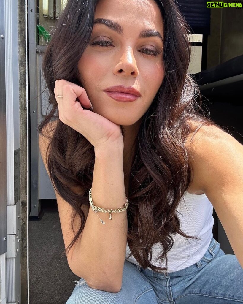 Jenna Dewan Instagram - It’s always been a big dream of mine to produce..and to get to produce (and act again with!) @stevekazee made all of this so much more special ❤️ @lifetimetv you have always been so supportive and giving of opportunities for women to expand their art in front of and behind the camera and i value our continuing working relationship so much! You are a true force. I hope you guys enjoy this fun thriller, we had a wild ride making it and tune in tonight! #devilonmydoorstep