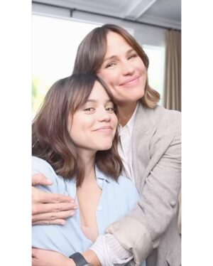 Jennifer Garner Instagram - Two of my favorites: @jennaortega & @neutrogena. Rapid Wrinkle Repair for everyone! ♥️ #NeutrogenaPartner