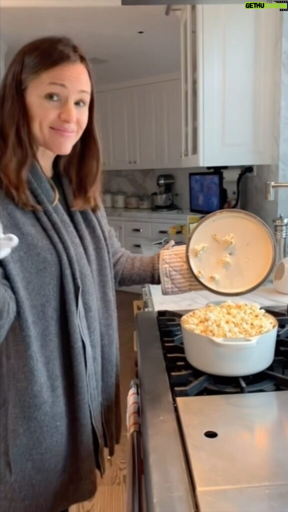 Jennifer Garner Instagram - From the archives for #NationalPopcornDay: my success rate in the kitchen is about 50%— except with popcorn. Today is my day. 💯🍿🤷🏻‍♀️🤗