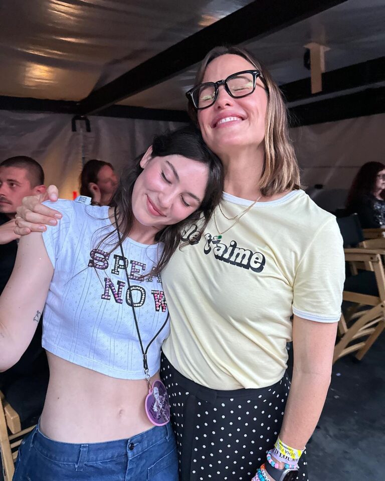 Jennifer Garner Instagram - @gracieabrams and @taylorswift: a match made in heaven. 👯‍♀️ We swooned for you, Gracie! And our minds are still blown by the generosity of spirit, ferocity and stamina of Taylor Swift. Shout out to @whereismuna, to everyone who stopped by to bring a bracelet and say hello, to stealing a couple of hours with my bestie Laura, to Kansas City for your warmth and enthusiasm and—to us for lucking into the unofficial release party of both Speak Now (Taylor’s Version) and the music video for “I Can See You”, directed by TSwift and impeccably performed by @taylorlautner, @joeyking and @helloimpresleycash. Epic night. ✨💜 Arrowhead Stadium