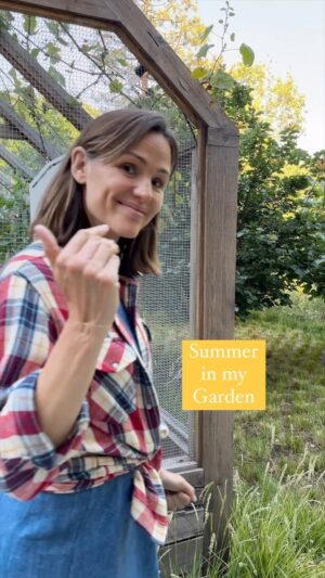 Jennifer Garner Instagram - Summer in my garden. ☀️