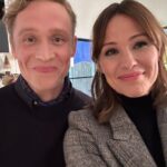 Jennifer Garner Instagram - Flashback to last week and wrapping #FamilyLeave for @netflixfilm. I miss you already, Walkers ♥️ . 1. The Walker Family 🤗♥️🥰 @edhelms @ememyers @bradynoon 2. Hi, @saythename_17. Don’t tell my kids I can be fun in the middle of the night. 3. “What is My Life?”, the @edhelms and Jen edition. 4. Lethally funny @matthiasschweighoefer. 5. Thank you, @filmcalifornia, for keeping production in LA! 6. @theritamoreno. What can we even say, we still talk about your presence and command of a moment, the set, all of us. 7. @mcgfilm—the greatest that could be, I miss you. 8. This is our dog (Oliver, playing Pickles) in a hat. 9. 🎄💃🏻 @susied310 10. For our twins, “Dando” = “candle” and “Dando” = @edhelms. We love you, @lincolnandteddy.