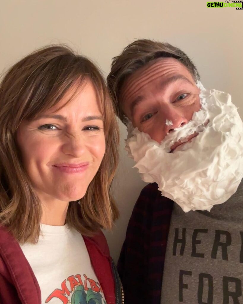 Jennifer Garner Instagram - Hello from the Walkers on the set of #FAMILYLEAVE.🎄😁♥️ @edhelms @netflixfilm