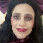 Jennifer Garner Instagram - Three little ghostesses, Sitting on postesses, Eating buttered toastesses, Greasing their fistesses, Up to their wristesses. Oh, what beastesses To make such feastesses! #HappyHalloween 👻 👻 👻 . Makeup by @fionastiles
