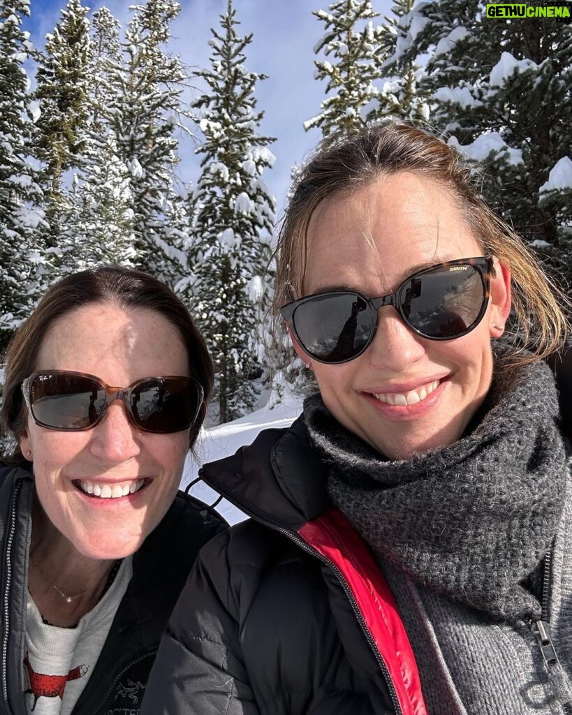 Jennifer Garner Instagram - May your new year be filled with bluebird skies and brilliant women, with the health and safety to enjoy every bit of both. ✨