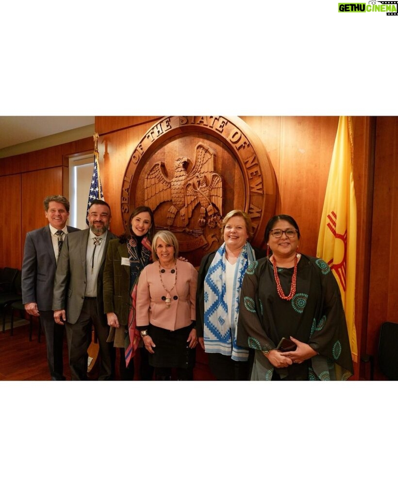 Jennifer Garner Instagram - @markkshriver and I felt the Diné’s (Navajo) rich history and culture woven throughout the community as we visited community leaders at the Central Consolidated School District in Navajo Nation (New Mexico). We had a collaborative, welcoming conversation about how @savethechildren can best help area children thrive, I enjoyed my first mutton stew, blue mush, and blue corn cookies (delicious!), and ⭐️ leaders from the local ECHO Food Bank told us they receive food from @onceuponafarm’s partnership with @savethechildren ⭐️—🥰—it was a win, all around. An educator from San Juan County told Mark and me, “You dream of a silver bullet showing up to help us feed these kids, get them started on the right foot in school, especially in their early years. Save the Children is our silver bullet.” The next day, Mark and I met with @govmlg and members of her cabinet, as well as New Mexico’s Legislature, and found them to be engaged and informed. In Gov. Lujan Grisham’s administration, Early Education is top priority; @savethechildren is proud to work in partnership with New Mexico’s most under resourced schools. (Bonus: Visiting @ndinewmexicoofficial, the New Mexico chapter of the @nationaldanceinstitute, started 30 years ago by my friend Catherine Oppenheimer. Full on JOY) (Bonus 2: a @savethechildren home visit with a Diné home visitor who incorporated tradition and custom into her work with Leiyalynn and her daughter. We loved the Pow Wow dresses ♥️) San Juan County, New Mexico