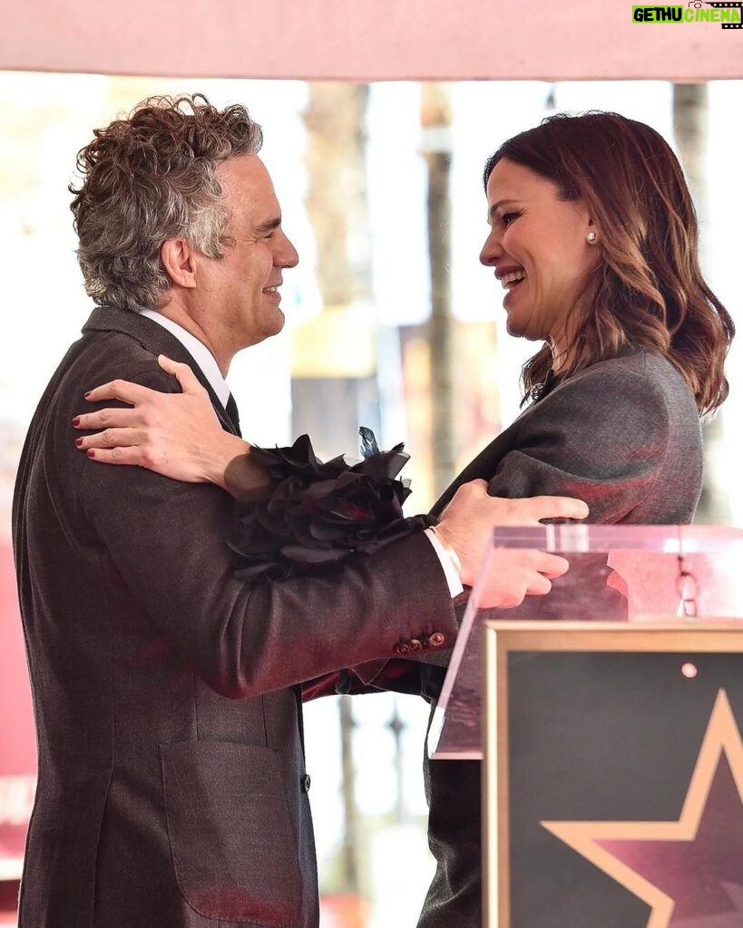 Jennifer Garner Instagram - To know @markruffalo is to love him. We all love you, Mark, thank you for having me. Congratulations 🌟 (Special thanks to @missjudygreer for texting last minute gems —you are a brilliant ⭐️) Hollywood Walk of Fame