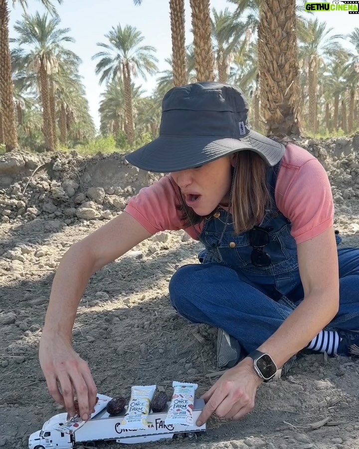 Jennifer Garner Instagram - I love meeting @onceuponafarm suppliers—and I’ll harvest dates for our products any time! 🌴👩🏻‍🌾☀️ I ♥️ farmers! Coachella Valley, California