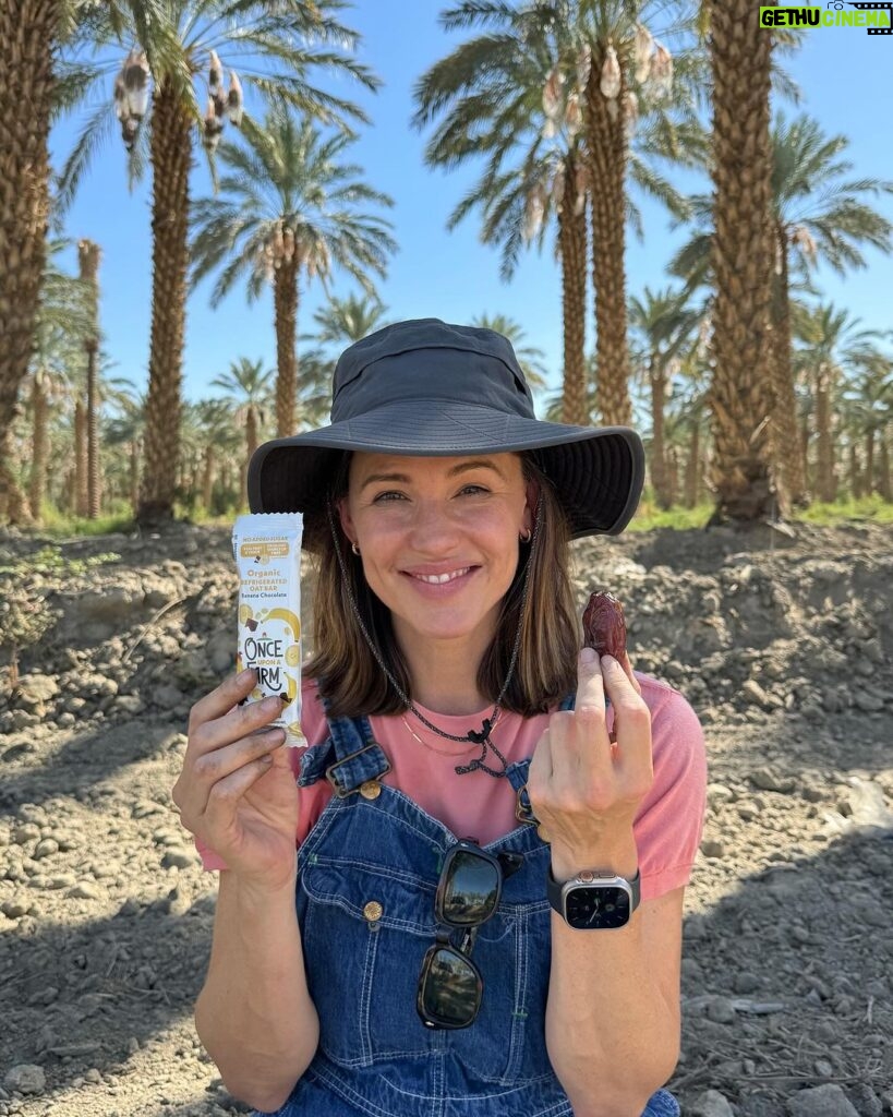 Jennifer Garner Instagram - I love meeting @onceuponafarm suppliers—and I’ll harvest dates for our products any time! 🌴👩🏻‍🌾☀️ I ♥️ farmers! Coachella Valley, California