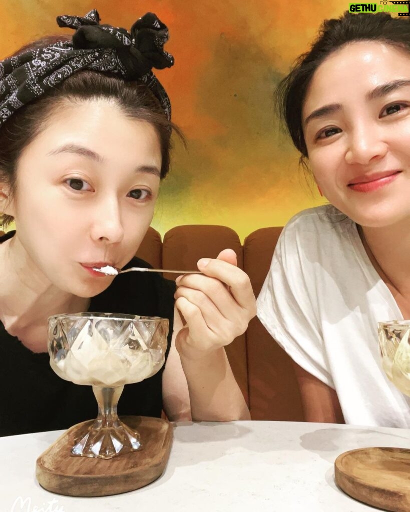 Jennifer Hong Instagram - 🍦 舒服的聊天 美味可口地火鍋 爆笑的初次吃播 開心的夜晚～♥ . . . #lingling #吃播 #comfortable #開心 #happy #sister #姐妹 #friends