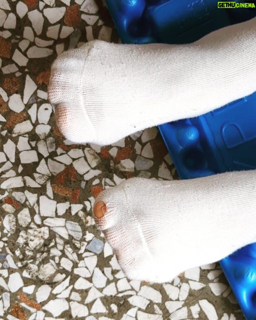 Jennifer Hong Instagram - 😆 朋友偷拍 說我可認真啦 走路走的襪子都破了 可不是嗎 我是媽祖的小小粉絲吶～✌ . . . #lingling #seriously #認真 #大甲媽