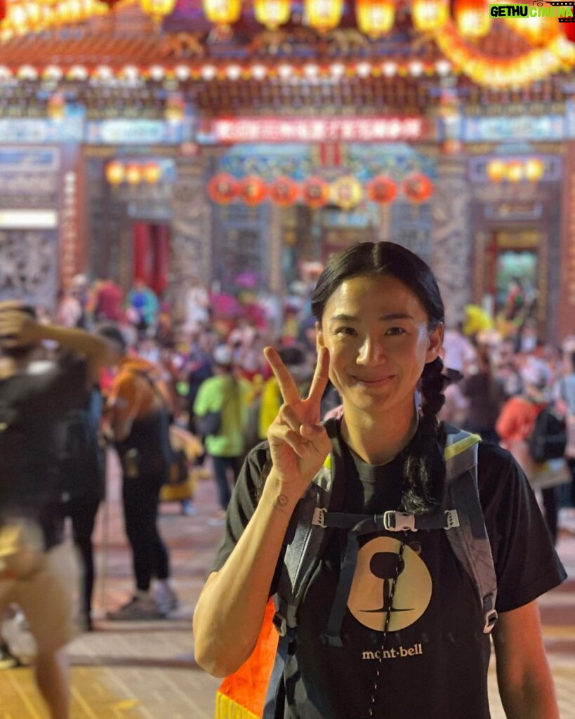 Jennifer Hong Instagram - 🙏 人生中第一次大甲媽祖遶境，好久沒有搭火車的我，帶著愉快也小興奮的心情，搭著區間快車從桃園一路挺進大甲。 踏上聖地就看見滿懷虔誠信仰的信眾們一起朝聖這個台灣文化一年一度宗教盛事的大甲媽遶境。據說這還是世界三大宗教盛事之一呢！ 沿途的活動會讓你感覺置身國外的嘉年華會。 而這個充滿台灣風情的嘉年華會，除了有大仙ㄤ仔 絢爛的煙火 愛鞭炮的虎爺 光彩透明的泡泡和大開眼界的我！ 沿路上都有熱心的信眾提供美食，還會親切的和妳說聲辛苦了，嗯！沒有比這更暖心的問侯了，這應該就是台灣人文最迷人的地方。 . . . #lingling #大甲鎮瀾宮 #大甲媽 #廟會文化 #暖心 #warm #人文