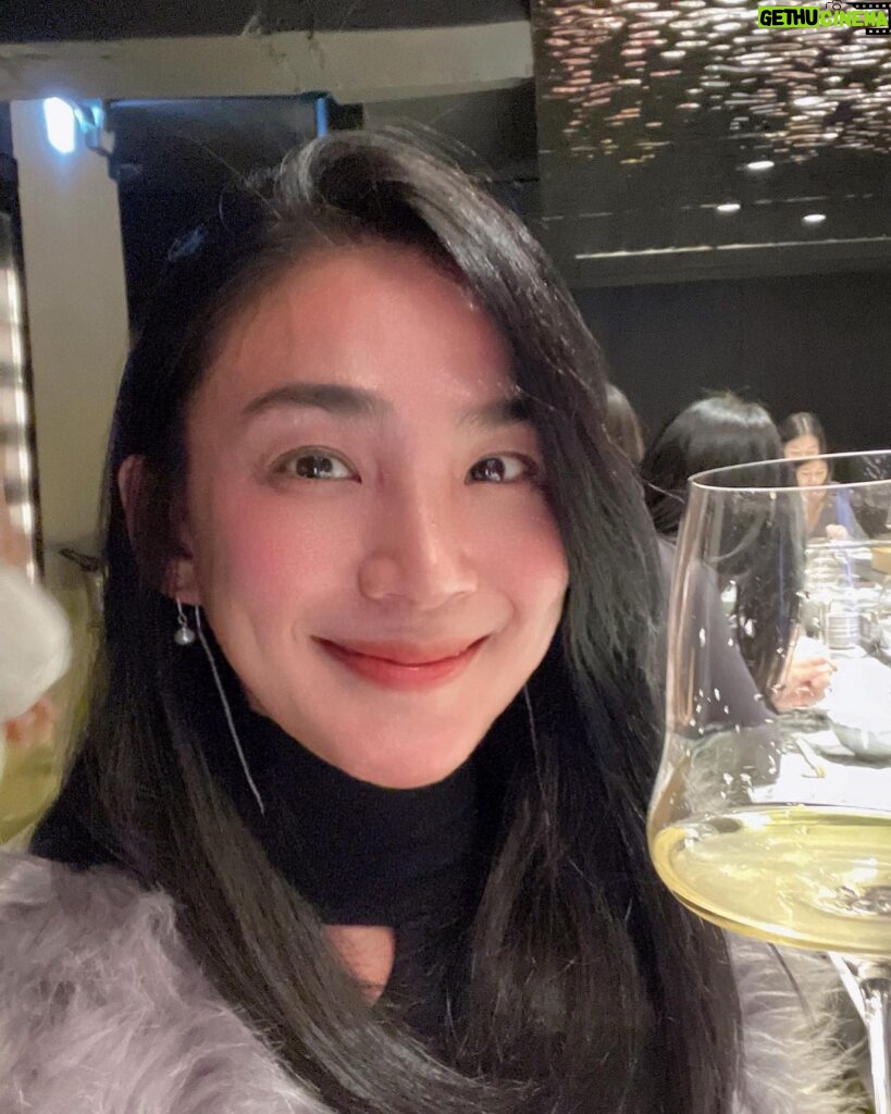 Jennifer Hong Instagram - 🐰 兔年吉祥 新年快樂～🧧 . . . #lingling #兔年 #新年快樂 #happynewyear