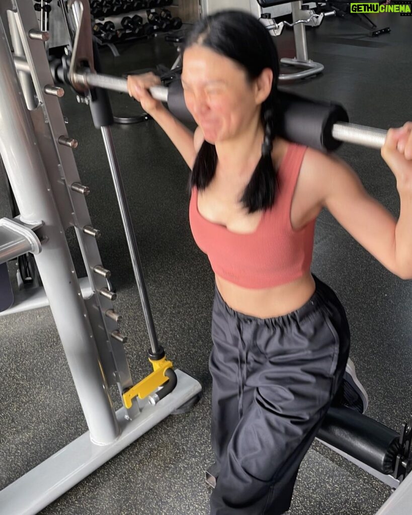 Jennifer Hong Instagram - 🏋 美麗的背後其實是…….這樣🤣 . . . #lingling #workout #beauty